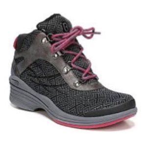 Bzees Hot Shot Ankle Hiker Boot • waterproof • women’s size 11